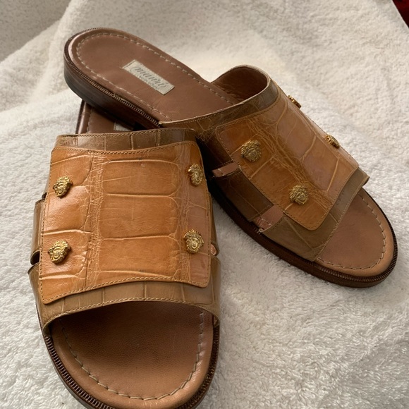 Mens genuine alligator two-tone slide. Gold emblems on the top. - Picture 4 of 6